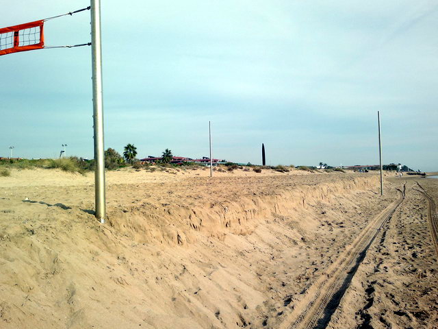 Vista en direcci�n Barcelona de la zona de la playa de Central Mar de Gav� Mar donde ha habido dos regresiones consecutivas de la playa y donde los campos de voley-playa han quedado al lado del mar (9 de Diciembre de 2011)